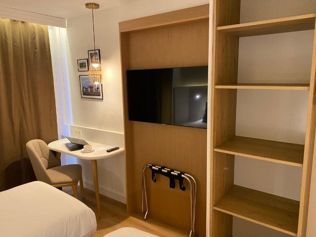 Double Room with Pool View room - Image 2