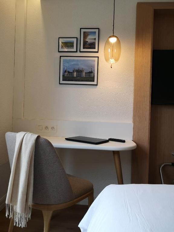 Double Room with Pool View room - Image 3