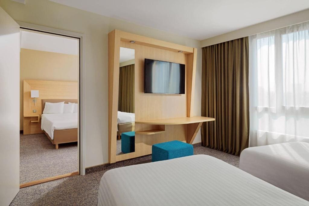 Family Connecting Rooms with Breakfast & WiFi room - Image 3