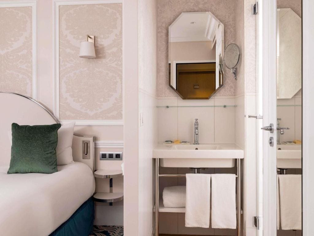 Standard Double Room with Sofa Bed room - Image 1