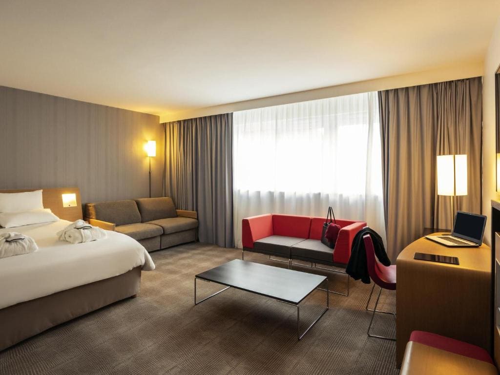 Standard Suite with 1 double bed and 2 sofas room - Image 1