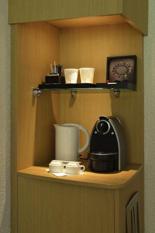 Executive Double Room with Sofa Bed room - Image 2