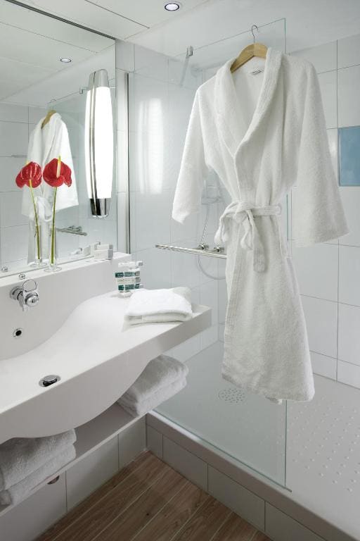 Standard Suite with 1 double bed and 2 sofas room - Image 3