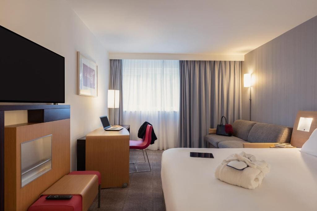 Executive Double Room with Sofa Bed room - Image 3