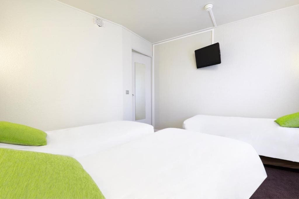 Triple Room with 3 Single Bed (3 Adults) room - Image 2
