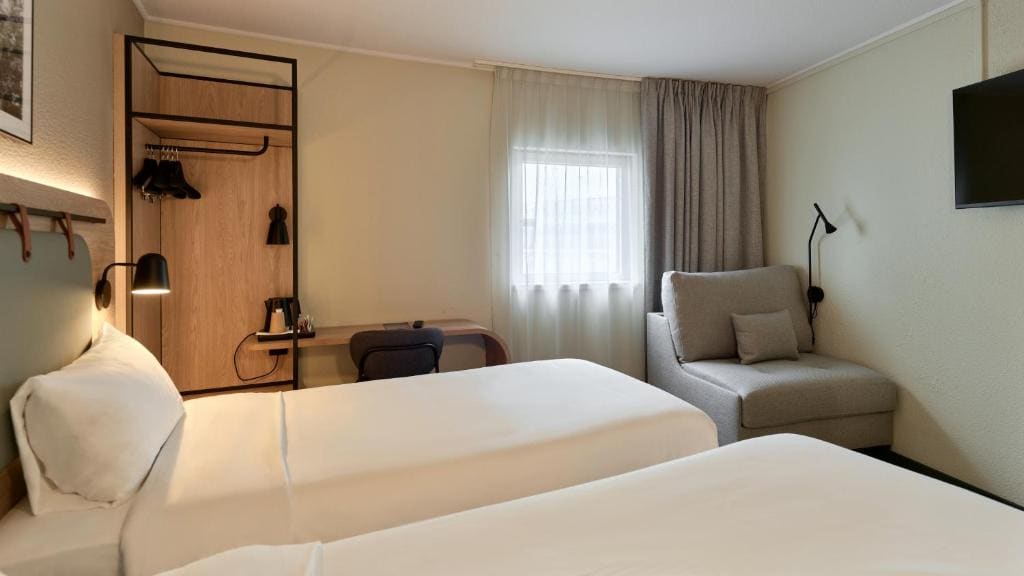 Standard Queen Room with One Queen Bed and Sofa Bed room - Image 3