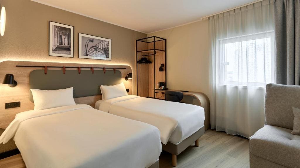 Standard Room - 2 Single Beds 1 Sofa Bed room - Image 2