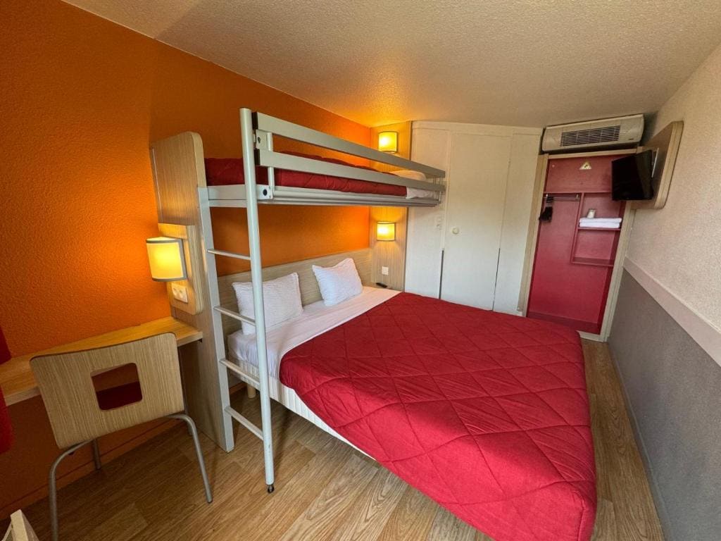 Triple Room (1 Double Bed + 1 Single Bed) room - Image 1