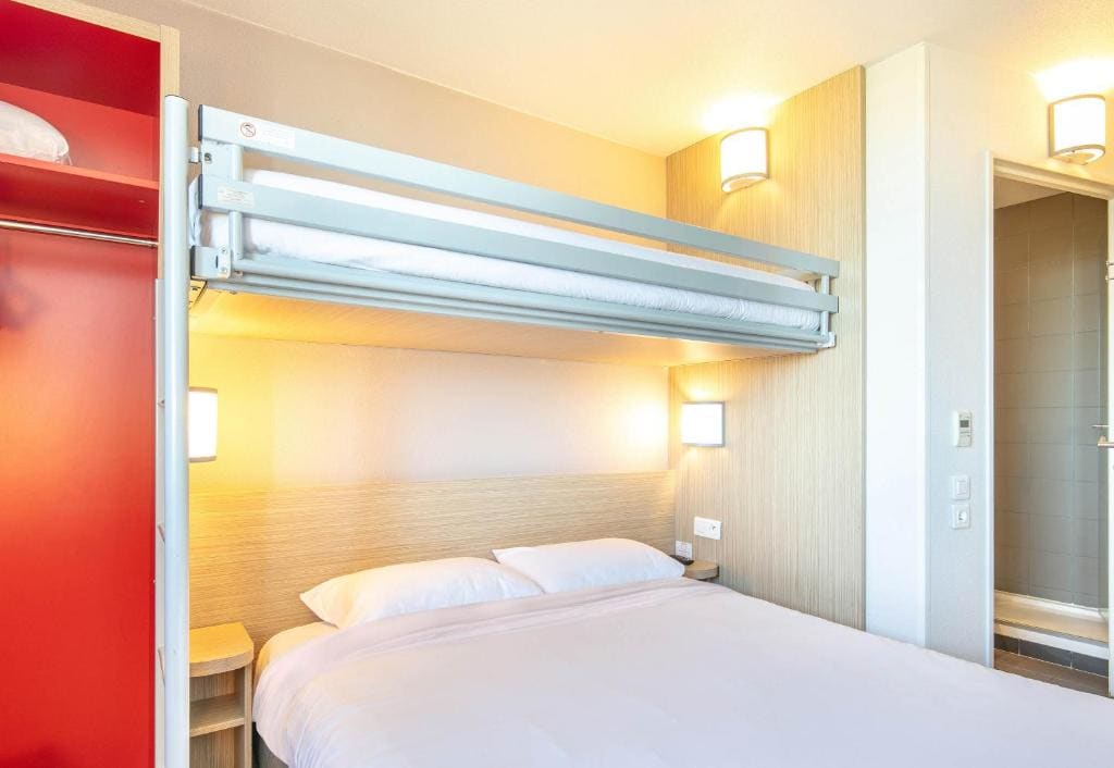 Triple Room with One Double Bed and One Single Bed room - Image 3