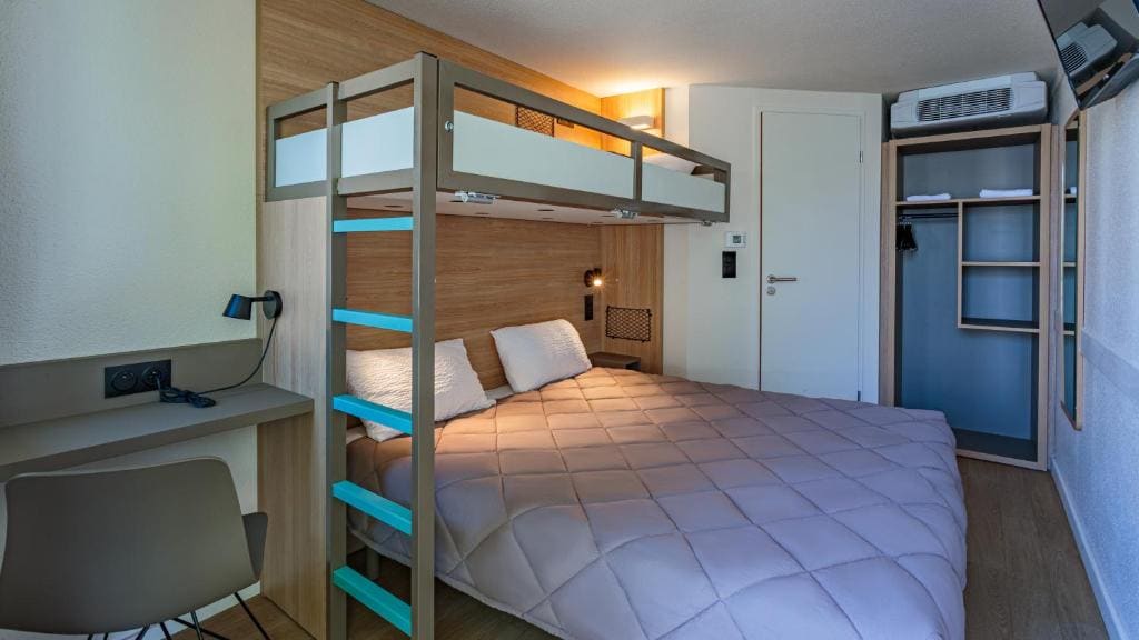 Standard Queen Room with One Queen Bed and One Bunk Bed room - Image 3
