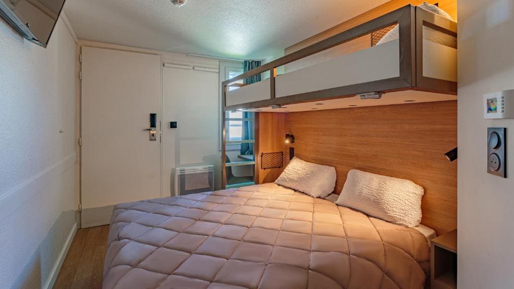 Standard Queen Room with One Queen Bed and One Bunk Bed room - Image 2