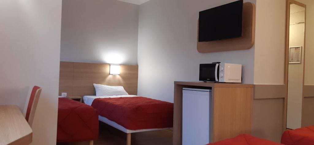Essential Plus Quadruple Room with Four Single Beds room - Image 1