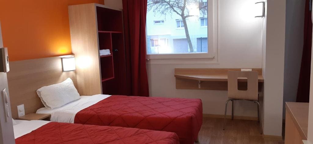 Essential Plus Quadruple Room with Four Single Beds room - Image 3