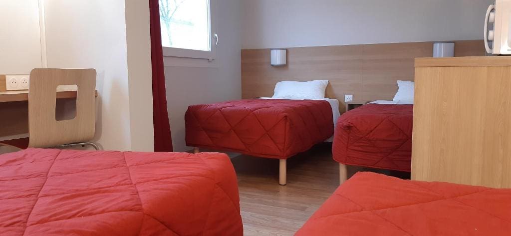 Essential Plus Quadruple Room with Four Single Beds room - Image 2