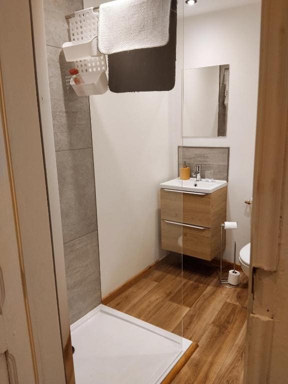 Double Room with Shared Bathroom room - Image 2