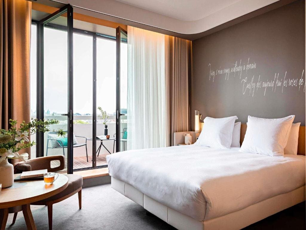 Deluxe King Room - Balcony with Eiffel Tower View room - Image 1