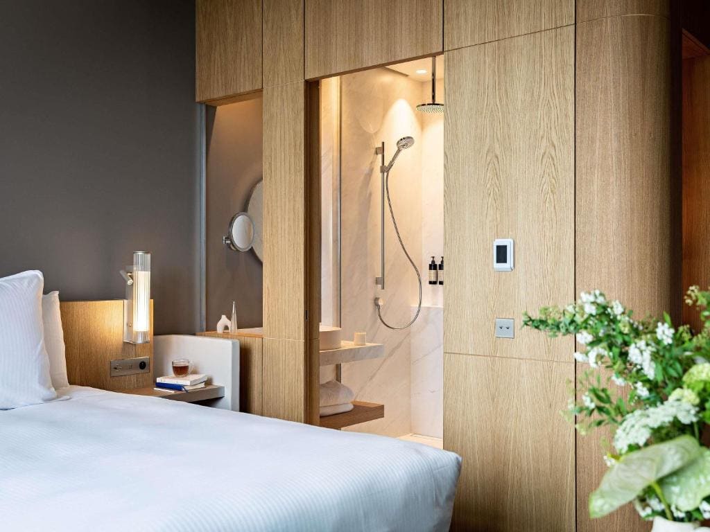 Deluxe King Room - Balcony with Eiffel Tower View room - Image 2