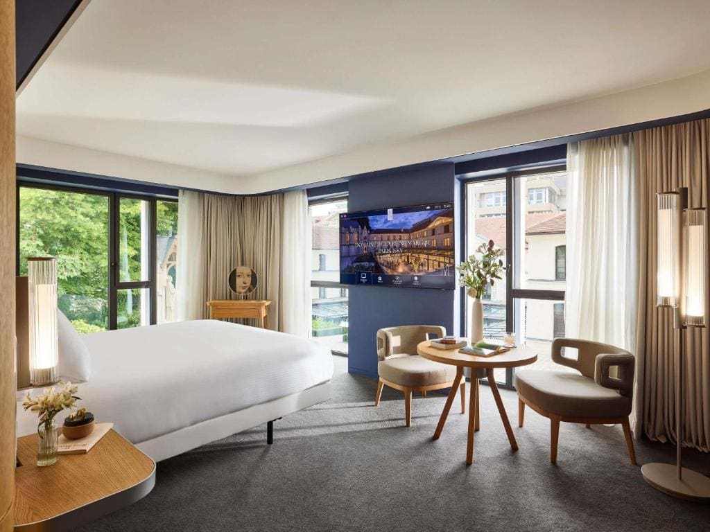 Junior Suite with Double Bed and Eiffel Tower View room - Image 2