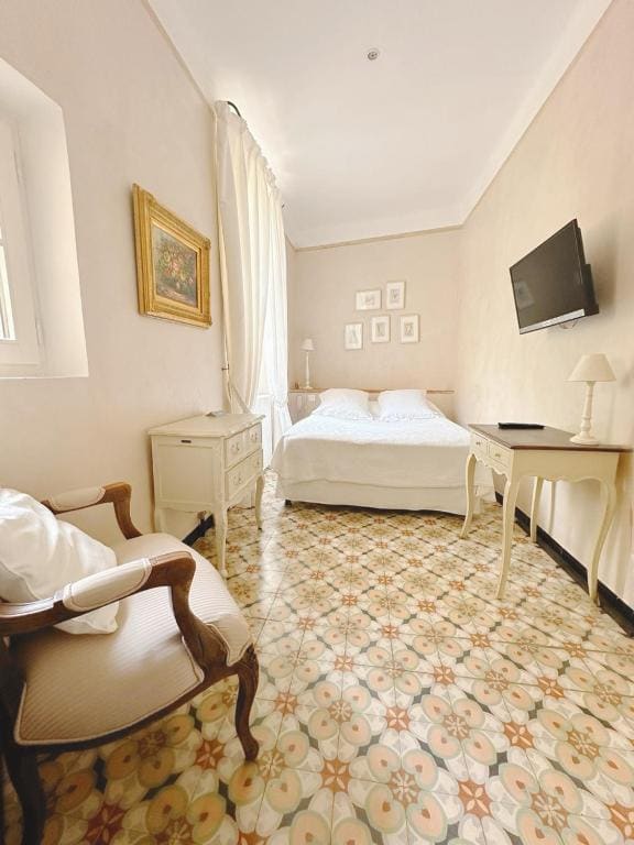 Small Double Room room - Image 1