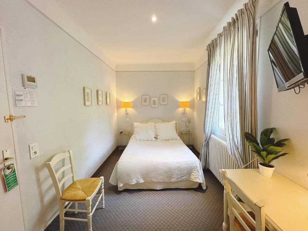 Small Double Room room - Image 2