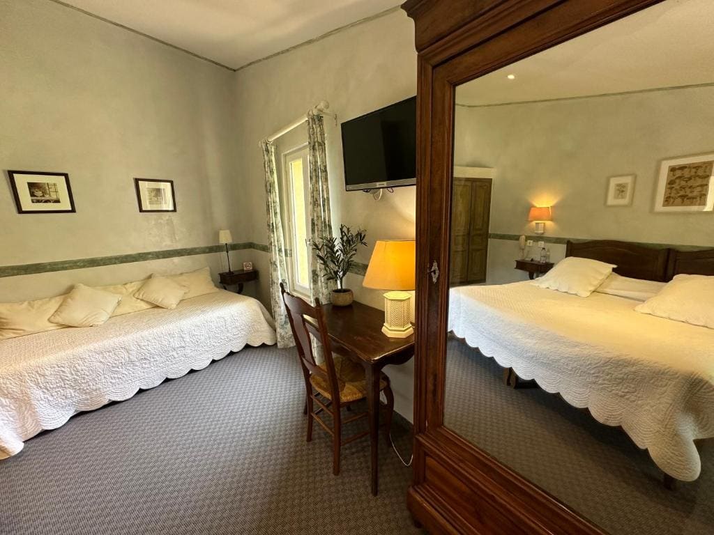 Superior Double or Twin Room room - Image 3