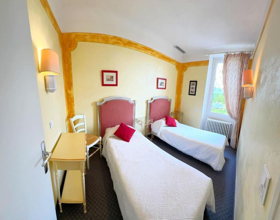 Superior Quadruple Room room - Image 3