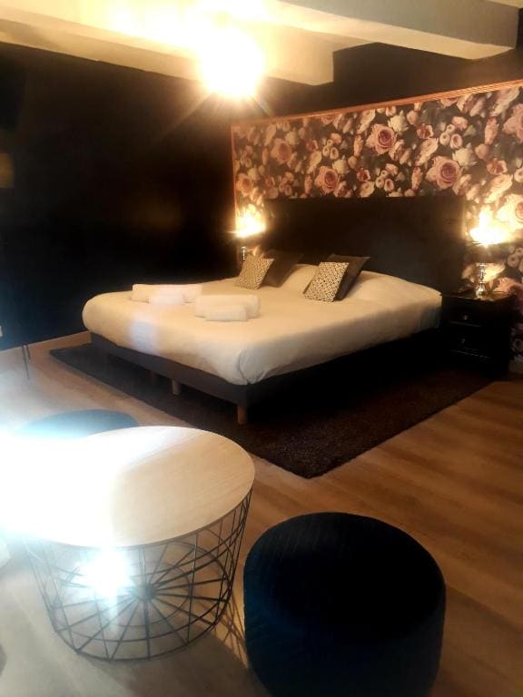 Double Room with Spa Bath room - Image 1