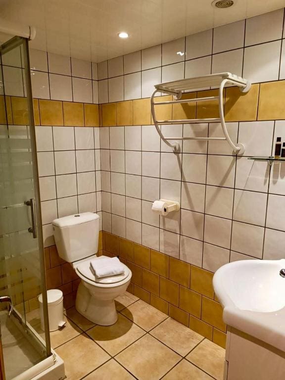 One-Bedroom Apartment with Garden room - Image 2