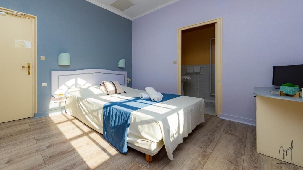 Double Room with Pool View room - Image 2