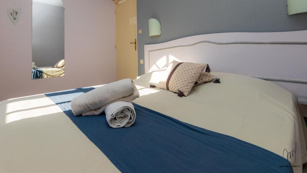 Double Room with Pool View room - Image 3