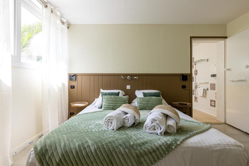 Twin Room Garden view - Disability Access room - Image 2