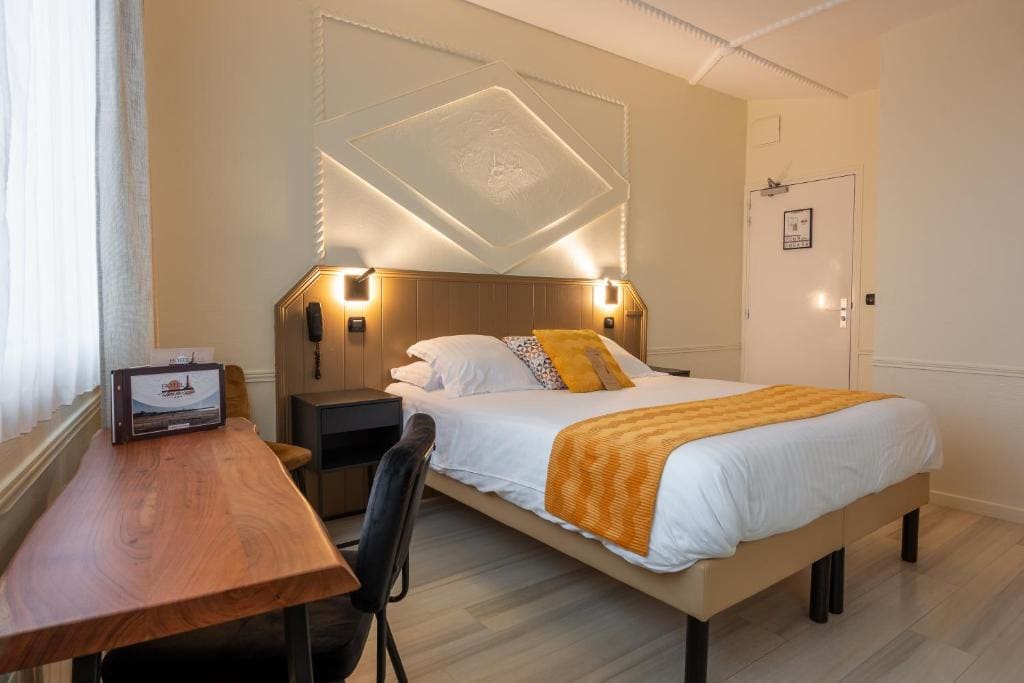 Double Room with Sea View room - Image 2