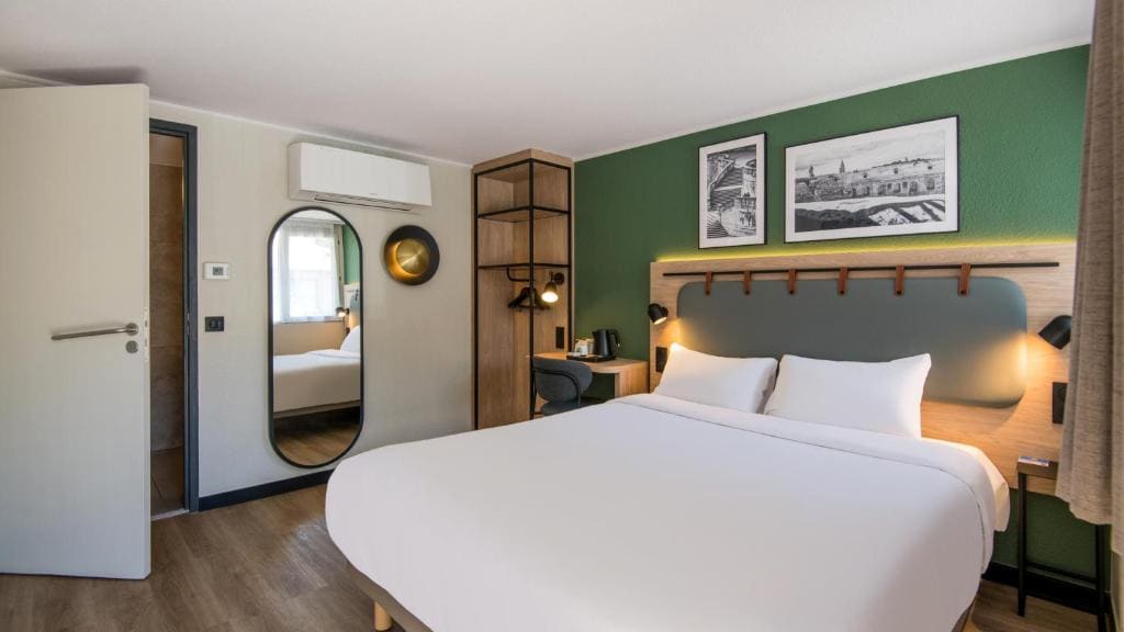 Standard Room - 1 Queen Bed room - Image 2