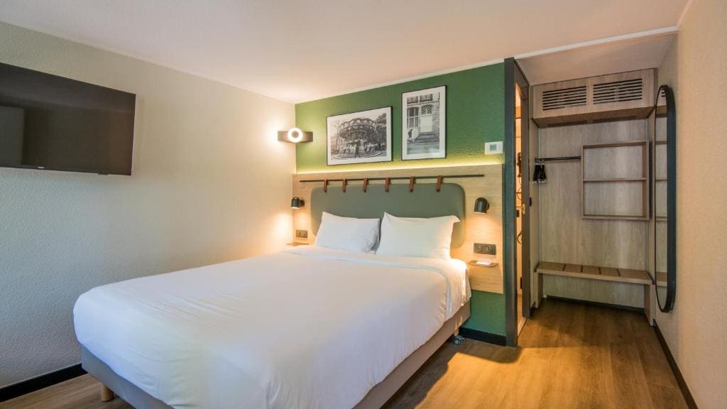 Standard Room - 1 Queen Bed room - Image 3