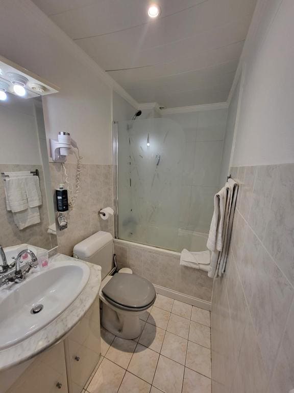 Standard Double Room with Two Double Beds room - Image 2