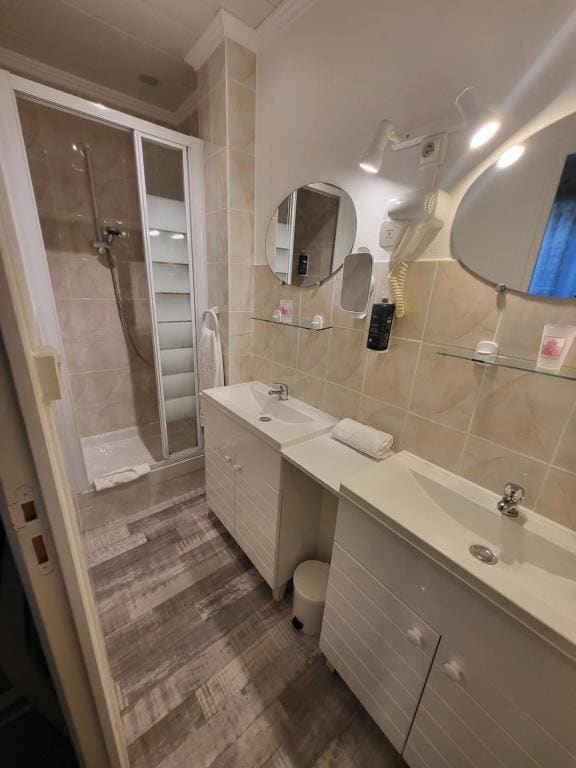 Family Room room - Image 3