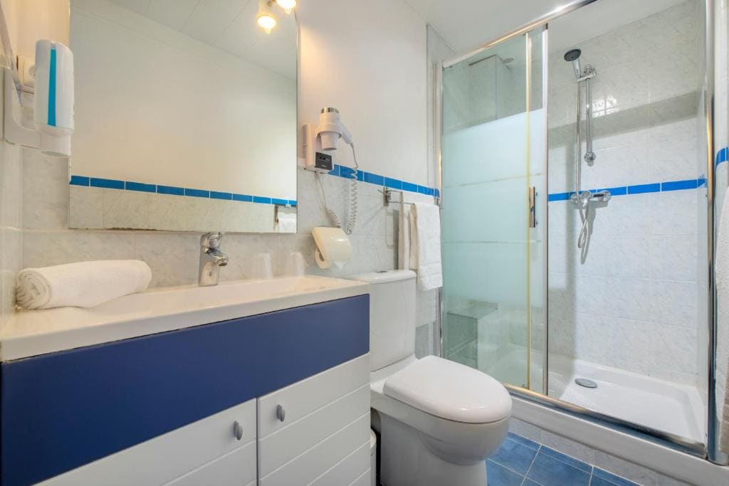 Standard Double Room with Two Double Beds room - Image 3