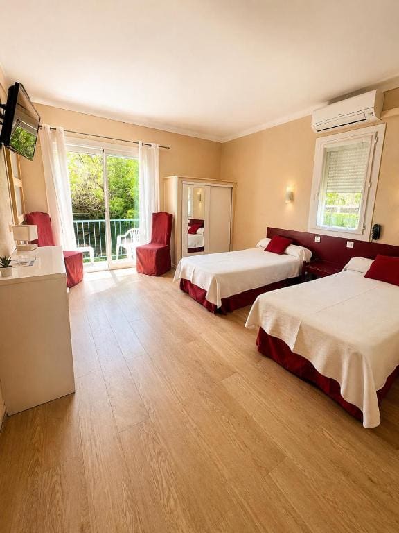Double Room with Balcony room - Image 2