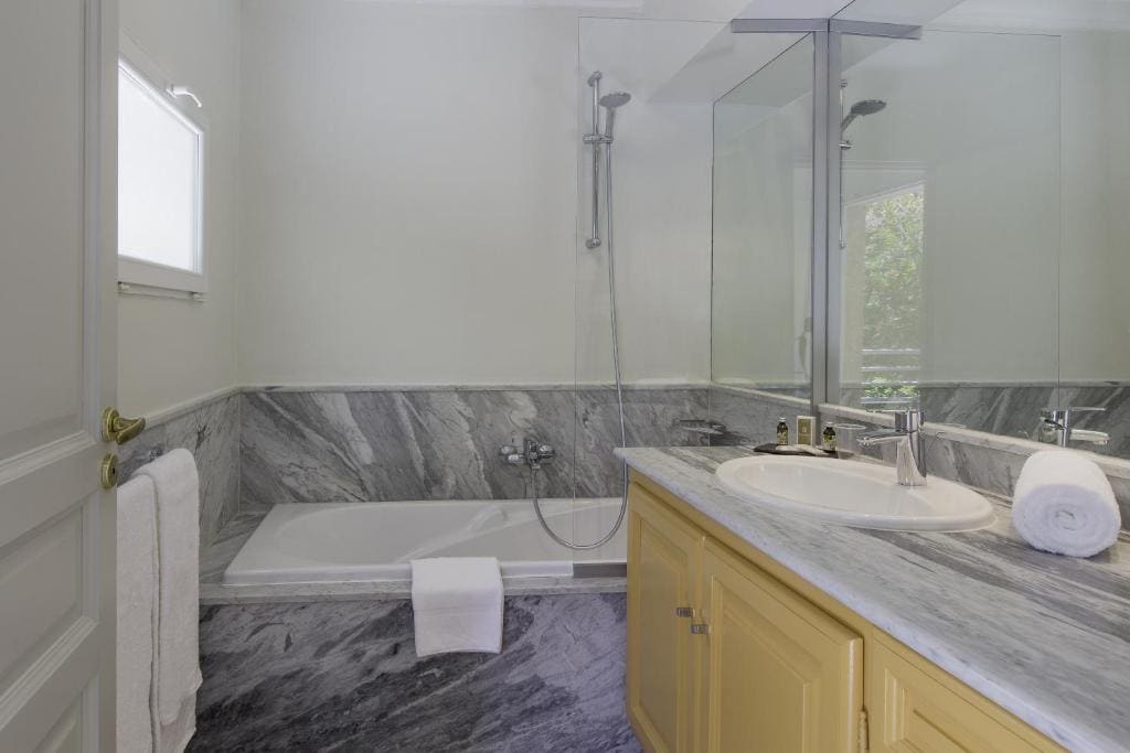 Classic Queen Room room - Image 1