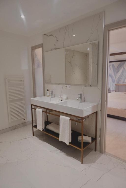 King Suite with Mountain View room - Image 2