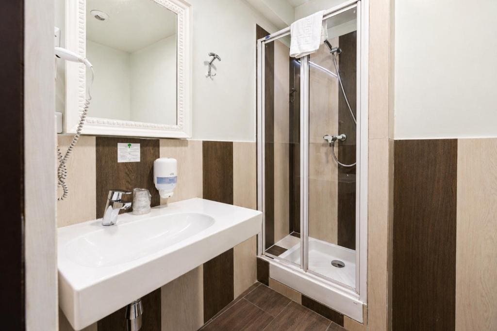 Quadruple Room room - Image 1