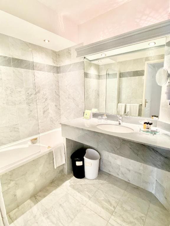 Deluxe Double Room with Balcony and Garden View room - Image 2