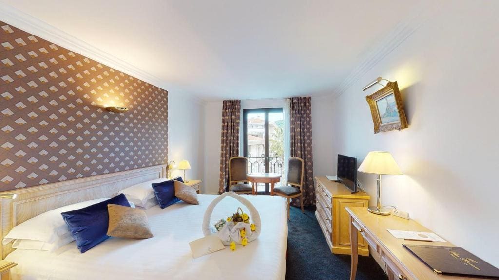 Superior Double Room with City View room - Image 1