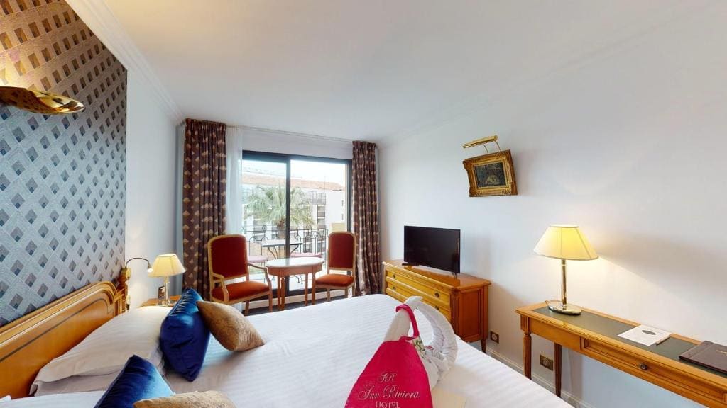 Deluxe Twin Room with Balcony and Garden View room - Image 2