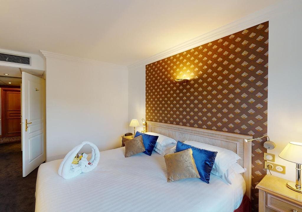 Superior Double Room with City View room - Image 3