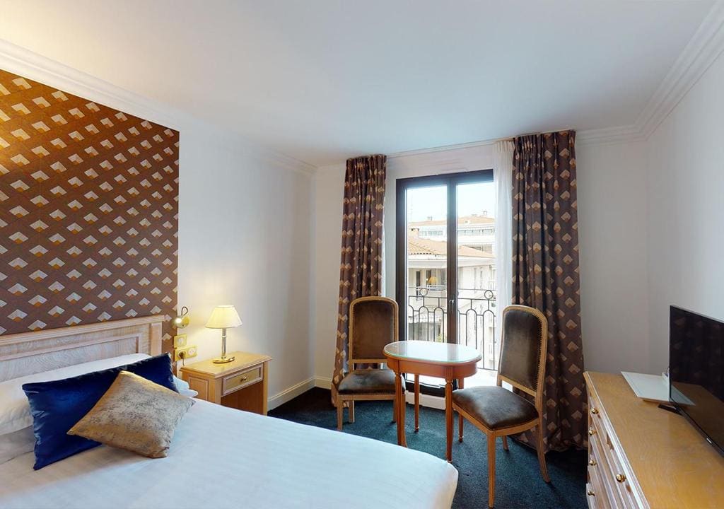 Superior Double Room with City View room - Image 2