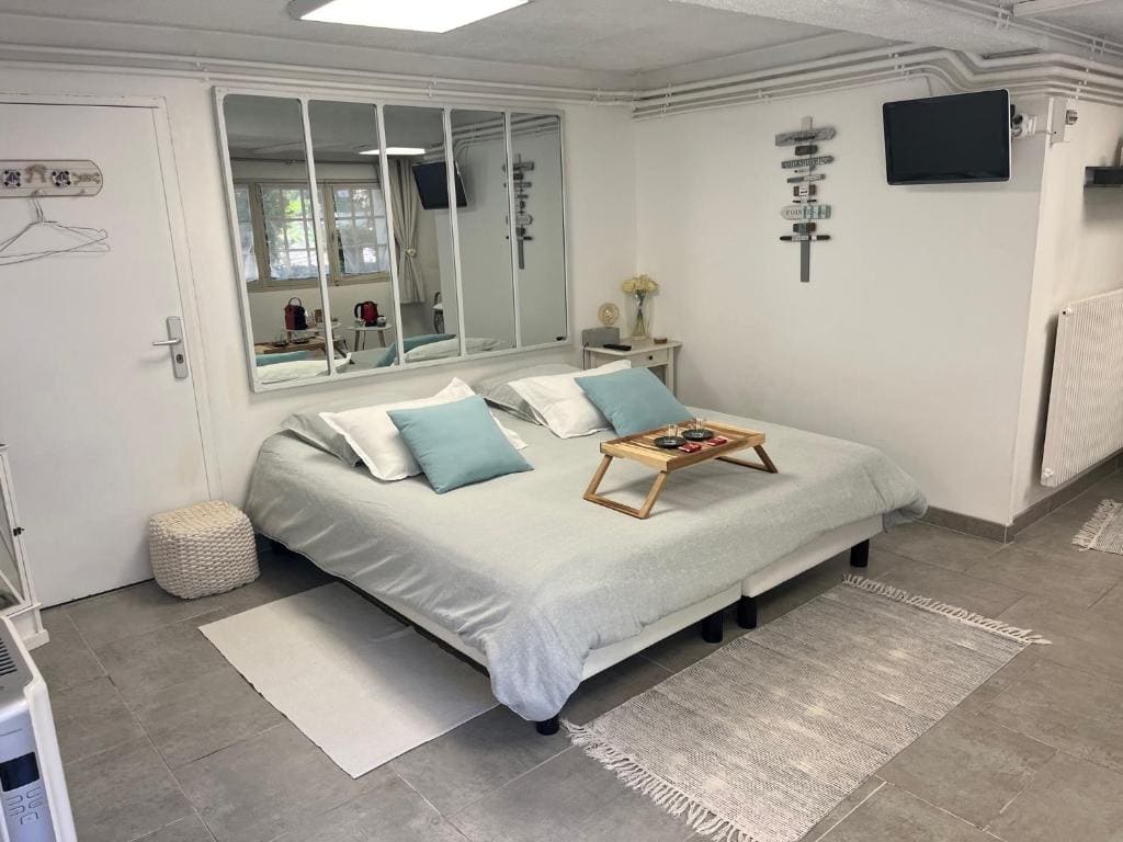 Double Room with Garden View room - Image 3