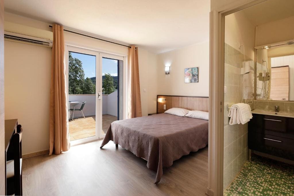Double Room with Private Bathroom room - Image 2