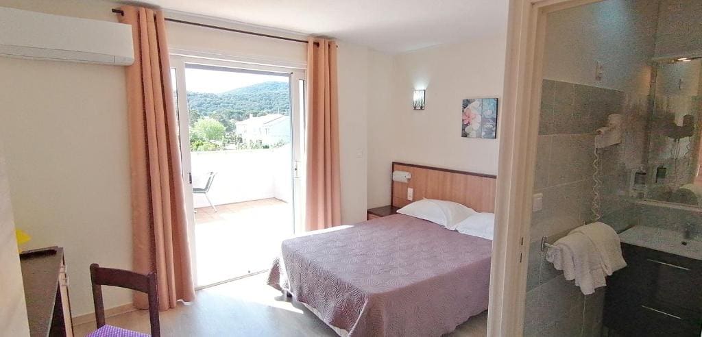 Double Room with Private Bathroom room - Image 3