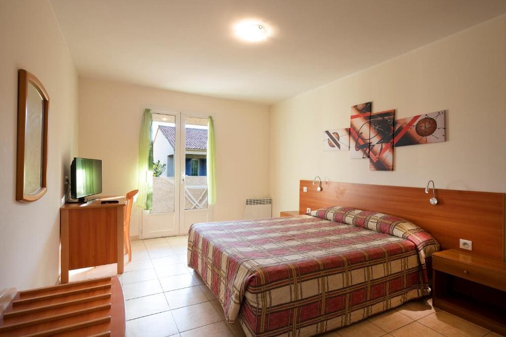 One-Bedroom Apartment with Balcony room - Image 2